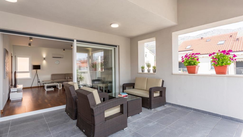 Eleganten dvonadstropni trisobni stan&comma; 150 m od pla&zcaron;e&comma; 2 parkirni mesti &ndash; Podstrana&comma; Split&excl;