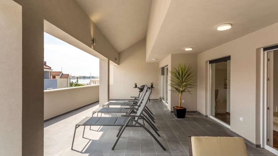 Eleganten dvonadstropni trisobni stan&comma; 150 m od pla&zcaron;e&comma; 2 parkirni mesti &ndash; Podstrana&comma; Split&excl;