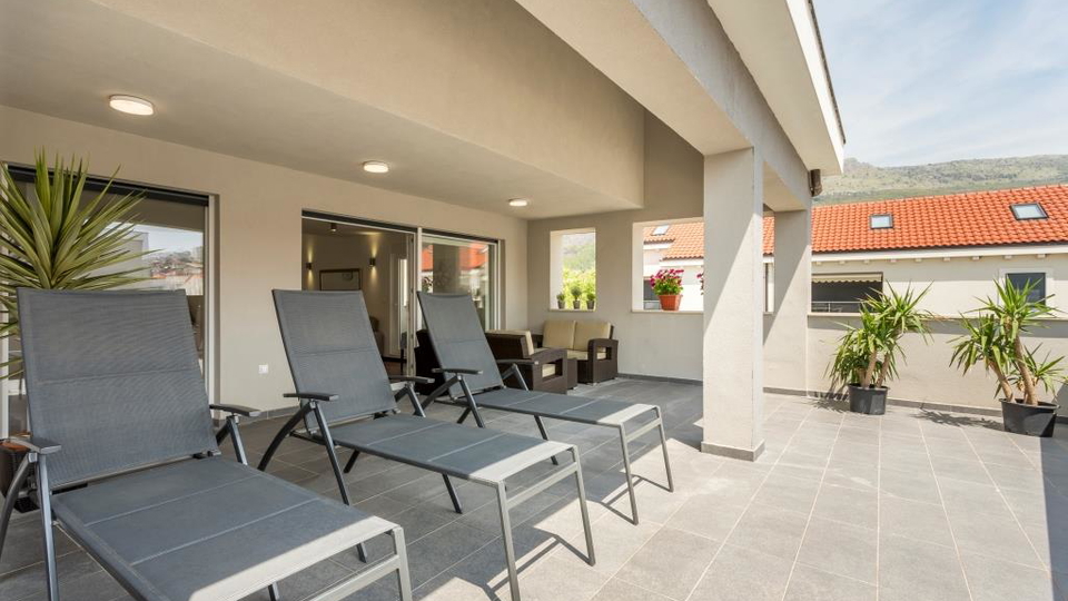 Eleganten dvonadstropni trisobni stan&comma; 150 m od pla&zcaron;e&comma; 2 parkirni mesti &ndash; Podstrana&comma; Split&excl;