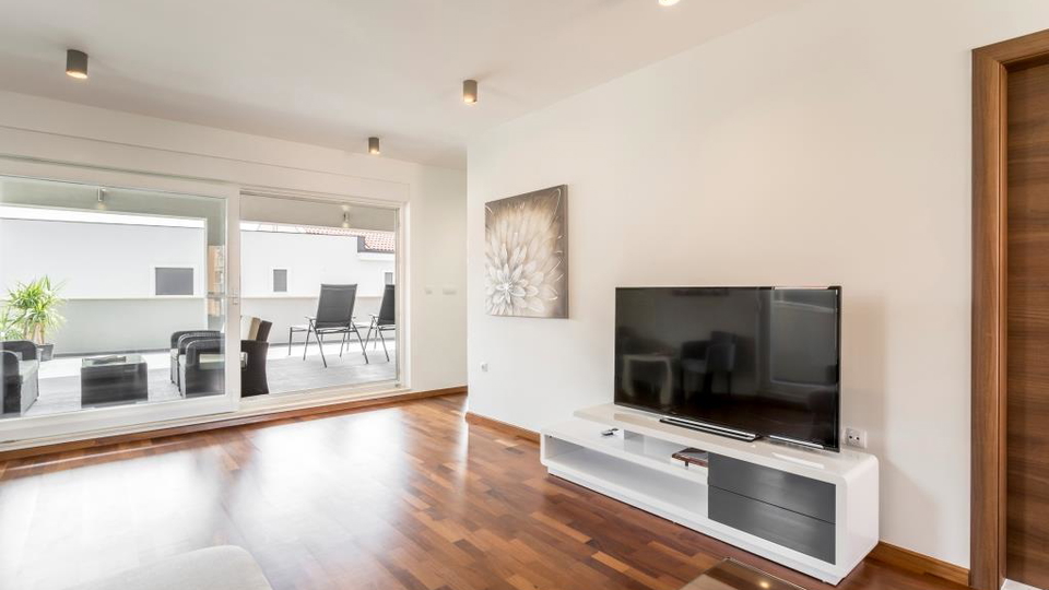 Eleganten dvonadstropni trisobni stan&comma; 150 m od pla&zcaron;e&comma; 2 parkirni mesti &ndash; Podstrana&comma; Split&excl;