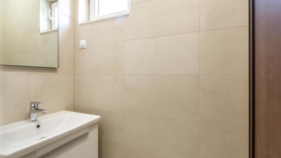 Eleganten dvonadstropni trisobni stan&comma; 150 m od pla&zcaron;e&comma; 2 parkirni mesti &ndash; Podstrana&comma; Split&excl;