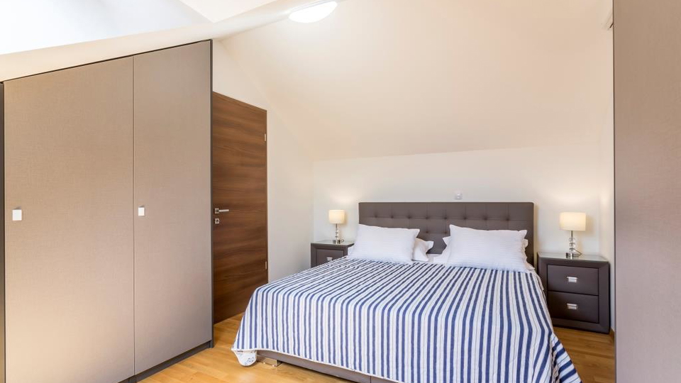 &Rcy;&ocy;&scy;&kcy;&ocy;&shcy;&ncy;&acy;&yacy; &dcy;&vcy;&ucy;&khcy;&ecy;&tcy;&acy;&zhcy;&ncy;&acy;&yacy; &kcy;&vcy;&acy;&rcy;&tcy;&icy;&rcy;&acy;&comma; 150 &mcy; &ocy;&tcy; &pcy;&lcy;&yacy;&zhcy;&acy;&comma; 2 &pcy;&acy;&rcy;&kcy;&ocy;&vcy;&ocy;&chcy;&ncy;&ycy;&khcy; &mcy;&iecy;&scy;&tcy;&acy; &ndash; &Pcy;&ocy;&dcy;&scy;&tcy;&rcy;&acy;&ncy;&acy;&comma; &Scy;&pcy;&lcy;&icy;&tcy;&excl;