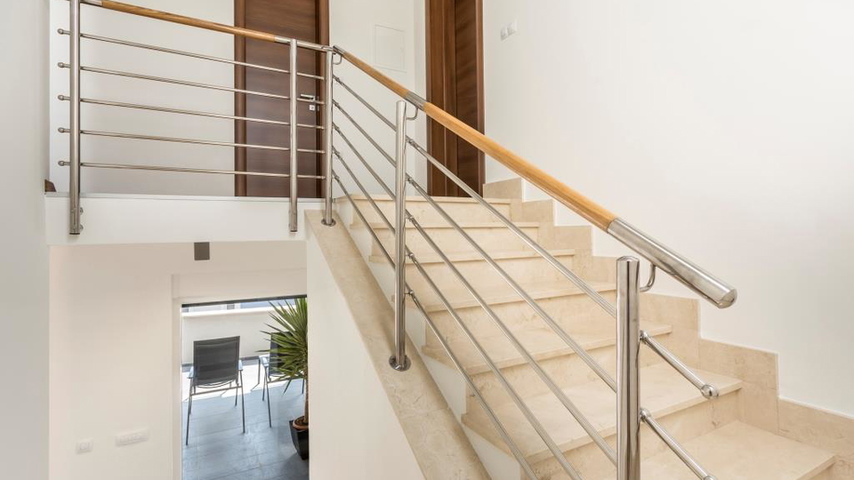 Eleganten dvonadstropni trisobni stan&comma; 150 m od pla&zcaron;e&comma; 2 parkirni mesti &ndash; Podstrana&comma; Split&excl;