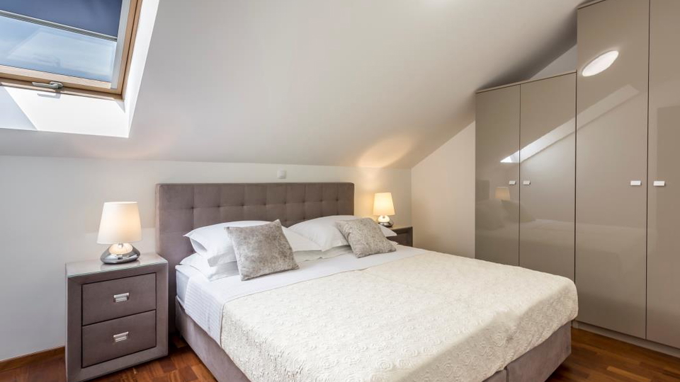 Eleganten dvonadstropni trisobni stan&comma; 150 m od pla&zcaron;e&comma; 2 parkirni mesti &ndash; Podstrana&comma; Split&excl;