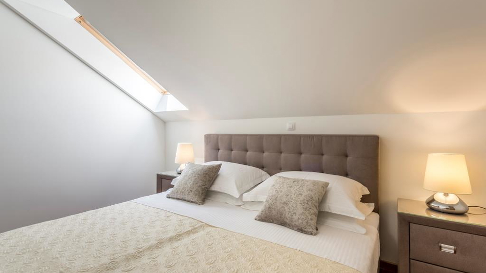 Eleganten dvonadstropni trisobni stan&comma; 150 m od pla&zcaron;e&comma; 2 parkirni mesti &ndash; Podstrana&comma; Split&excl;