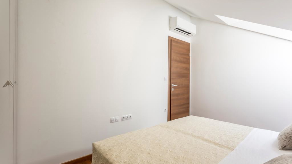 Eleganten dvonadstropni trisobni stan&comma; 150 m od pla&zcaron;e&comma; 2 parkirni mesti &ndash; Podstrana&comma; Split&excl;