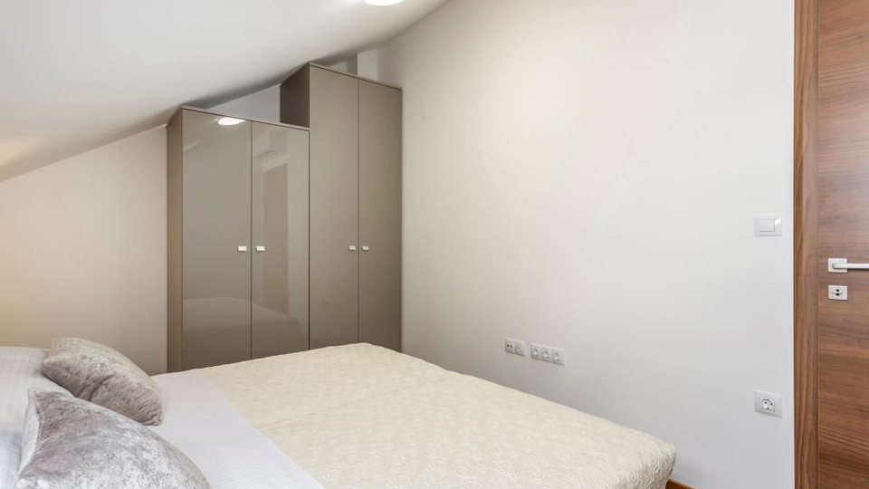 Eleganten dvonadstropni trisobni stan&comma; 150 m od pla&zcaron;e&comma; 2 parkirni mesti &ndash; Podstrana&comma; Split&excl;