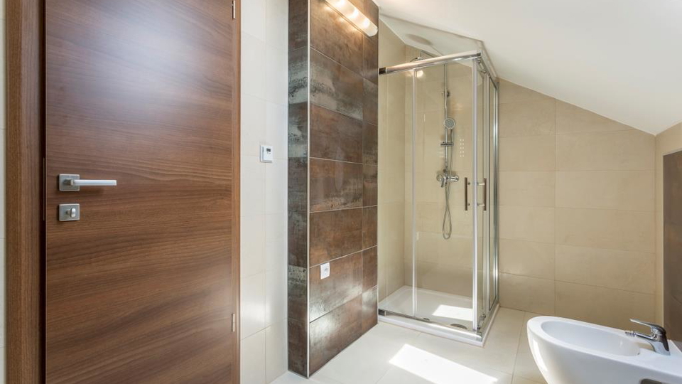 Eleganten dvonadstropni trisobni stan&comma; 150 m od pla&zcaron;e&comma; 2 parkirni mesti &ndash; Podstrana&comma; Split&excl;