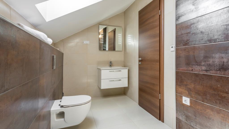 Eleganten dvonadstropni trisobni stan&comma; 150 m od pla&zcaron;e&comma; 2 parkirni mesti &ndash; Podstrana&comma; Split&excl;