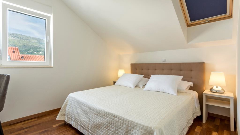 Eleganten dvonadstropni trisobni stan&comma; 150 m od pla&zcaron;e&comma; 2 parkirni mesti &ndash; Podstrana&comma; Split&excl;