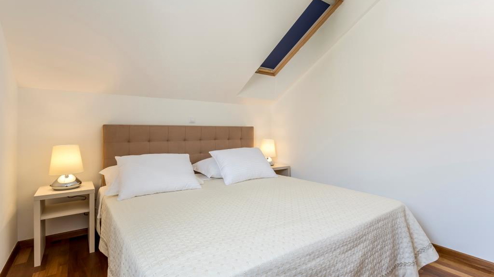 Eleganten dvonadstropni trisobni stan&comma; 150 m od pla&zcaron;e&comma; 2 parkirni mesti &ndash; Podstrana&comma; Split&excl;