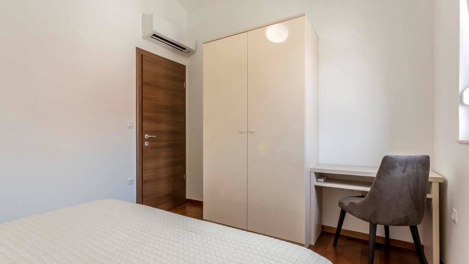 Eleganten dvonadstropni trisobni stan&comma; 150 m od pla&zcaron;e&comma; 2 parkirni mesti &ndash; Podstrana&comma; Split&excl;