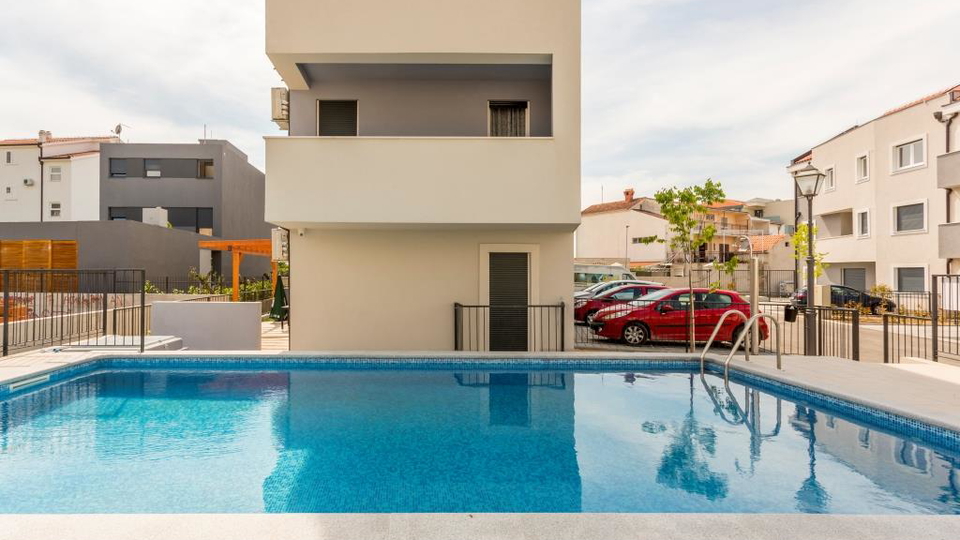 Eleganten dvonadstropni trisobni stan&comma; 150 m od pla&zcaron;e&comma; 2 parkirni mesti &ndash; Podstrana&comma; Split&excl;