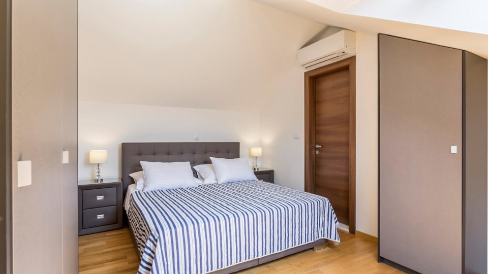 &Rcy;&ocy;&scy;&kcy;&ocy;&shcy;&ncy;&acy;&yacy; &dcy;&vcy;&ucy;&khcy;&ecy;&tcy;&acy;&zhcy;&ncy;&acy;&yacy; &kcy;&vcy;&acy;&rcy;&tcy;&icy;&rcy;&acy;&comma; 150 &mcy; &ocy;&tcy; &pcy;&lcy;&yacy;&zhcy;&acy;&comma; 2 &pcy;&acy;&rcy;&kcy;&ocy;&vcy;&ocy;&chcy;&ncy;&ycy;&khcy; &mcy;&iecy;&scy;&tcy;&acy; &ndash; &Pcy;&ocy;&dcy;&scy;&tcy;&rcy;&acy;&ncy;&acy;&comma; &Scy;&pcy;&lcy;&icy;&tcy;&excl;