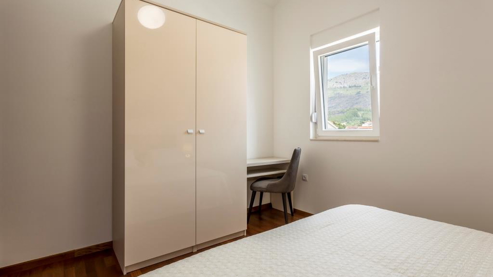 Eleganten dvonadstropni trisobni stan&comma; 150 m od pla&zcaron;e&comma; 2 parkirni mesti &ndash; Podstrana&comma; Split&excl;