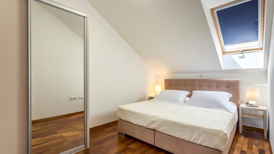 Eleganten dvonadstropni trisobni stan&comma; 150 m od pla&zcaron;e&comma; 2 parkirni mesti &ndash; Podstrana&comma; Split&excl;