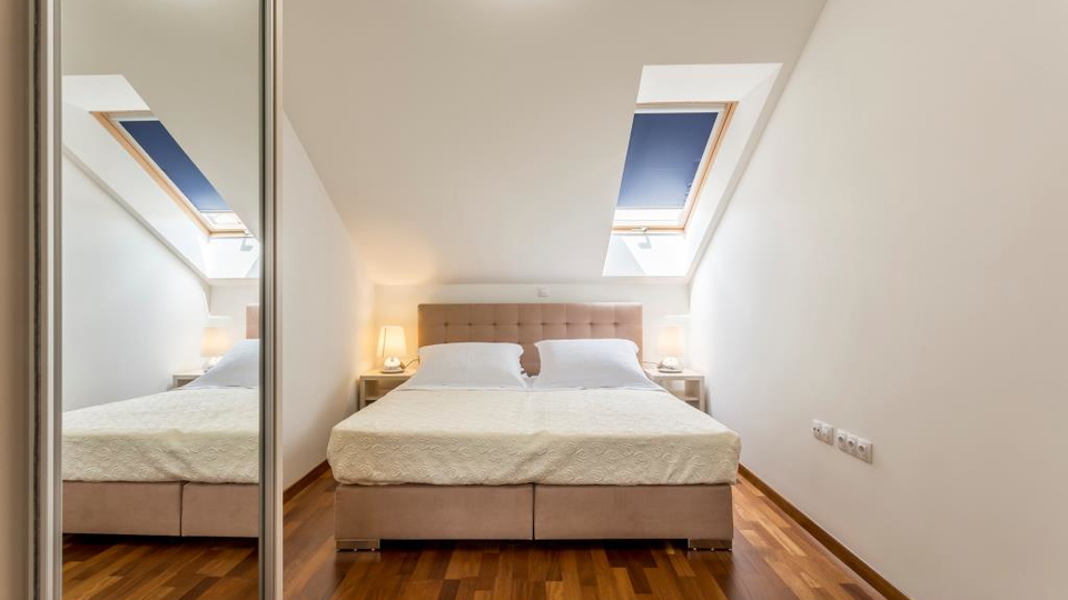 Eleganten dvonadstropni trisobni stan&comma; 150 m od pla&zcaron;e&comma; 2 parkirni mesti &ndash; Podstrana&comma; Split&excl;