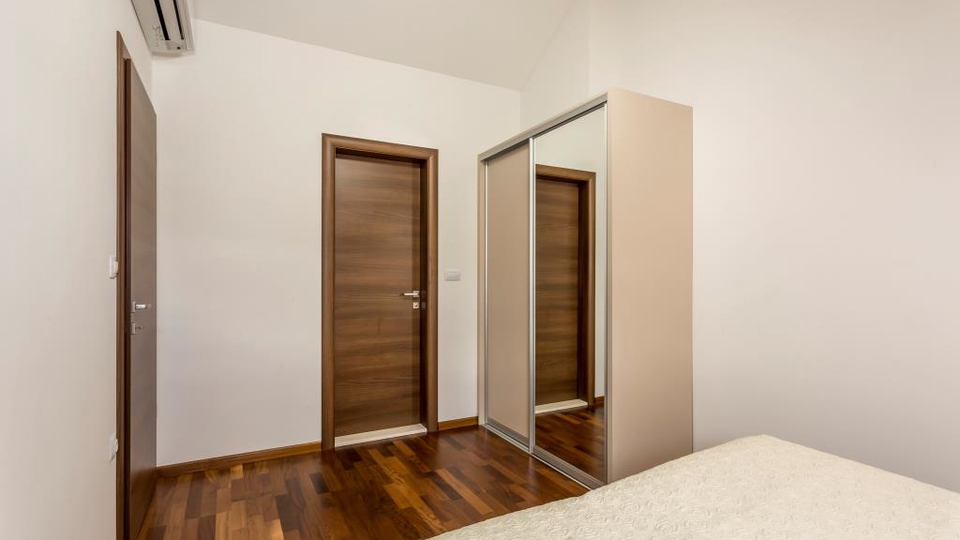 Eleganten dvonadstropni trisobni stan&comma; 150 m od pla&zcaron;e&comma; 2 parkirni mesti &ndash; Podstrana&comma; Split&excl;