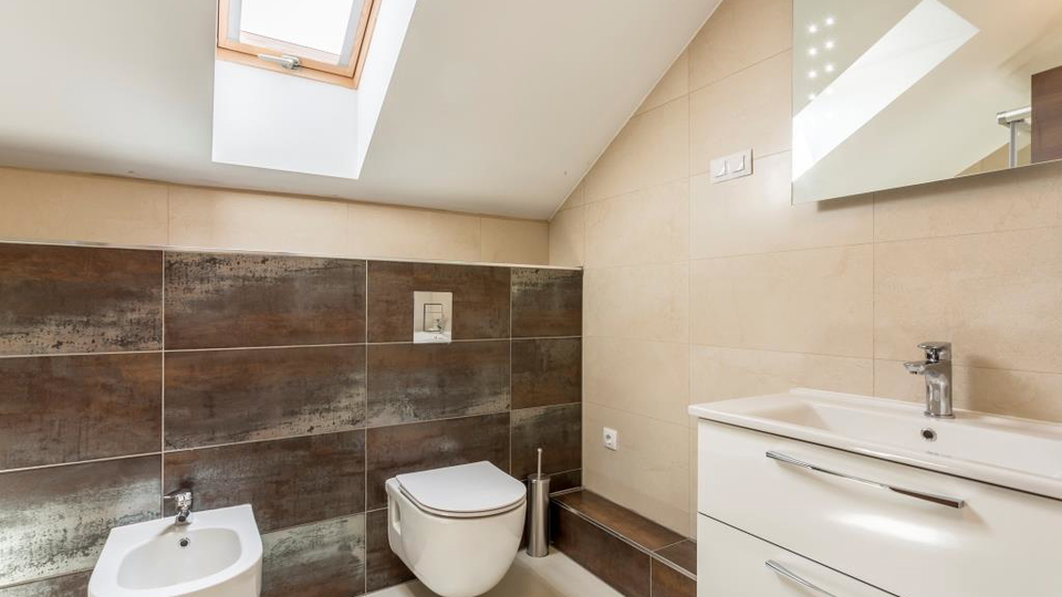 Eleganten dvonadstropni trisobni stan&comma; 150 m od pla&zcaron;e&comma; 2 parkirni mesti &ndash; Podstrana&comma; Split&excl;