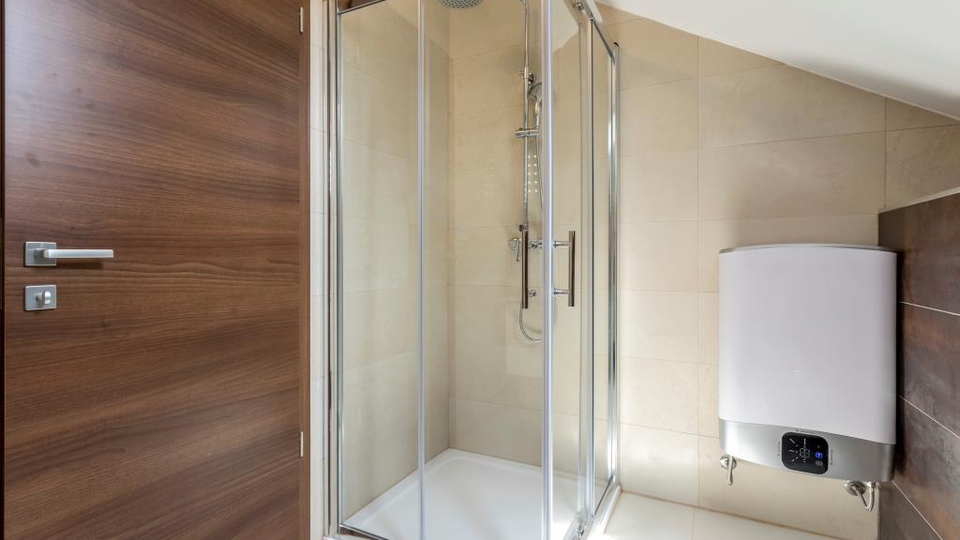 Eleganten dvonadstropni trisobni stan&comma; 150 m od pla&zcaron;e&comma; 2 parkirni mesti &ndash; Podstrana&comma; Split&excl;