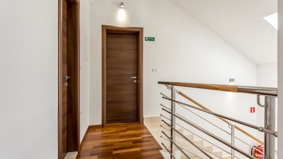 Eleganten dvonadstropni trisobni stan&comma; 150 m od pla&zcaron;e&comma; 2 parkirni mesti &ndash; Podstrana&comma; Split&excl;