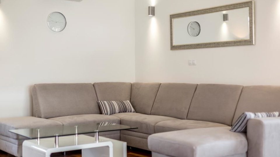 Eleganten dvonadstropni trisobni stan&comma; 150 m od pla&zcaron;e&comma; 2 parkirni mesti &ndash; Podstrana&comma; Split&excl;