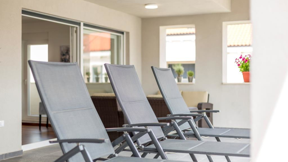 Eleganten dvonadstropni trisobni stan&comma; 150 m od pla&zcaron;e&comma; 2 parkirni mesti &ndash; Podstrana&comma; Split&excl;