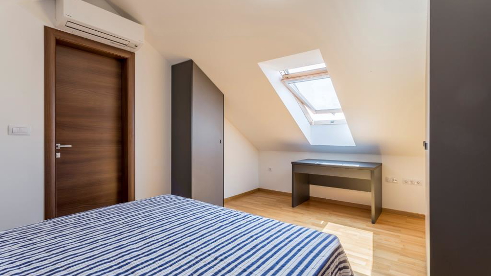 &Rcy;&ocy;&scy;&kcy;&ocy;&shcy;&ncy;&acy;&yacy; &dcy;&vcy;&ucy;&khcy;&ecy;&tcy;&acy;&zhcy;&ncy;&acy;&yacy; &kcy;&vcy;&acy;&rcy;&tcy;&icy;&rcy;&acy;&comma; 150 &mcy; &ocy;&tcy; &pcy;&lcy;&yacy;&zhcy;&acy;&comma; 2 &pcy;&acy;&rcy;&kcy;&ocy;&vcy;&ocy;&chcy;&ncy;&ycy;&khcy; &mcy;&iecy;&scy;&tcy;&acy; &ndash; &Pcy;&ocy;&dcy;&scy;&tcy;&rcy;&acy;&ncy;&acy;&comma; &Scy;&pcy;&lcy;&icy;&tcy;&excl;