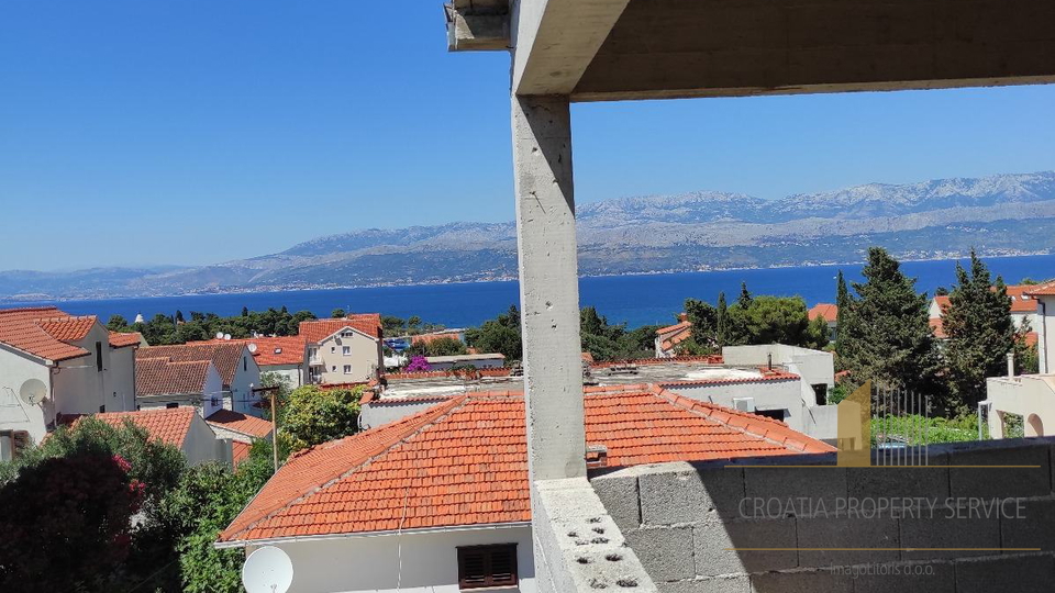 Investment opportunity – Spacious house with sea view on the island of Brač!