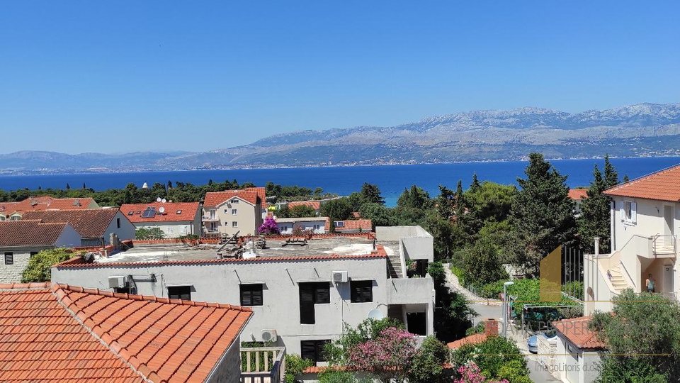 Investment opportunity – Spacious house with sea view on the island of Brač!