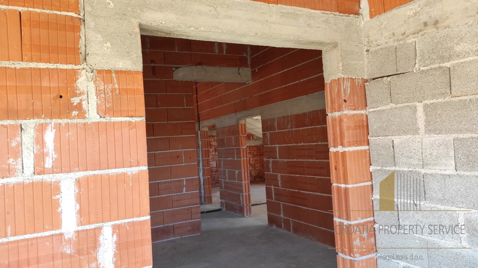 Investment opportunity – Spacious house with sea view on the island of Brač!