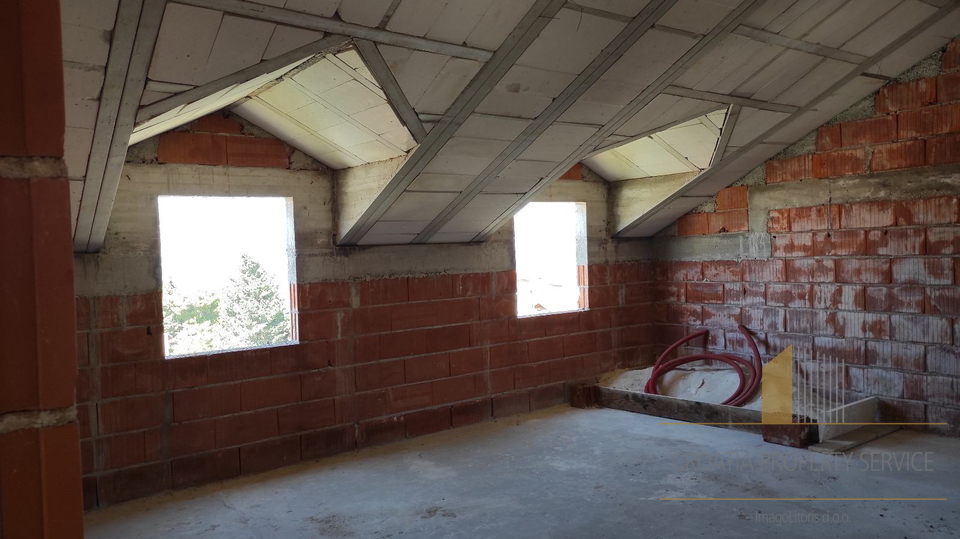 Investment opportunity – Spacious house with sea view on the island of Brač!