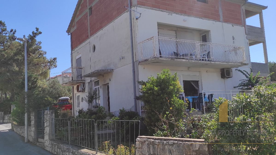 Investment opportunity – Spacious house with sea view on the island of Brač!