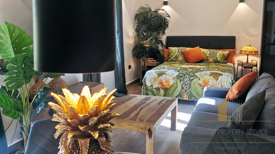 Bellissima casa in pietra in posizione attraente a 50 m dal mare nei dintorni di Spalato!