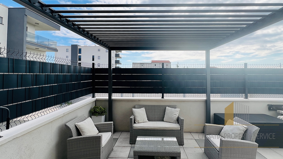 Modernly furnished apartment with a pool and terrace in an excellent location near Trogir!
