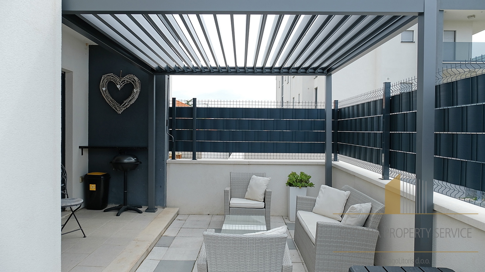 Modernly furnished apartment with a pool and terrace in an excellent location near Trogir!