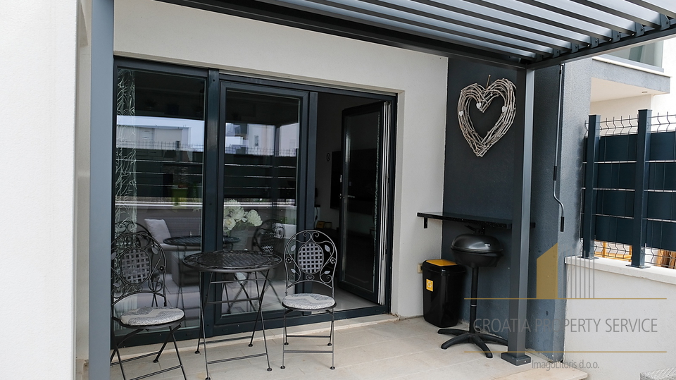 Modernly furnished apartment with a pool and terrace in an excellent location near Trogir!