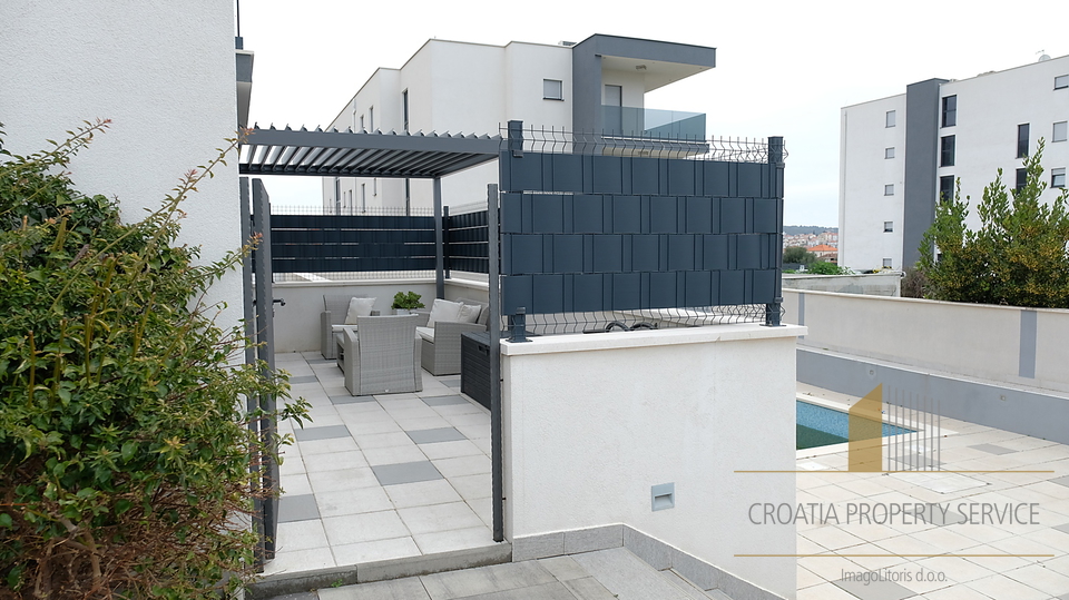 Modernly furnished apartment with a pool and terrace in an excellent location near Trogir!