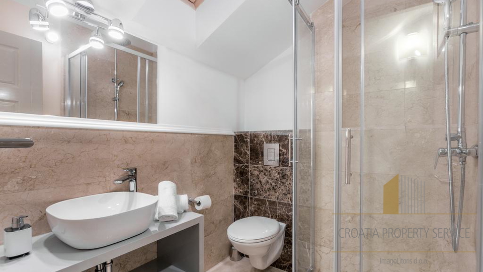 Eleganten večnadstropni stan z razgledom na morje, 250 m od obale v Milni na Braču!