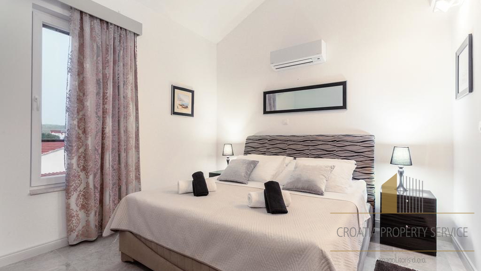 Eleganten večnadstropni stan z razgledom na morje, 250 m od obale v Milni na Braču!