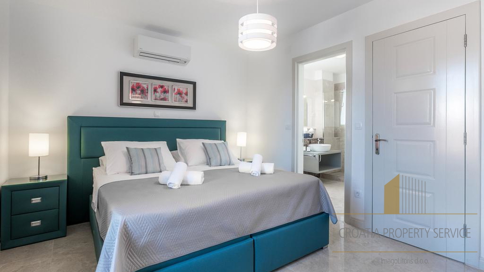 Eleganten večnadstropni stan z razgledom na morje, 250 m od obale v Milni na Braču!