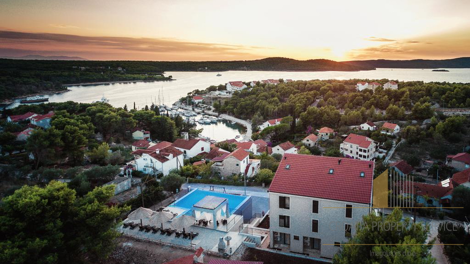 Eleganten večnadstropni stan z razgledom na morje, 250 m od obale v Milni na Braču!