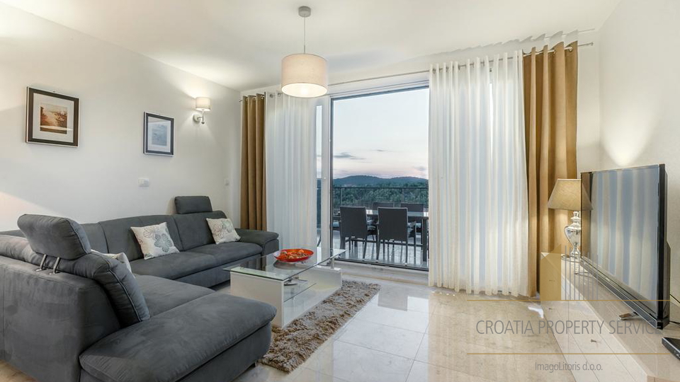 Eleganten večnadstropni stan z razgledom na morje, 250 m od obale v Milni na Braču!