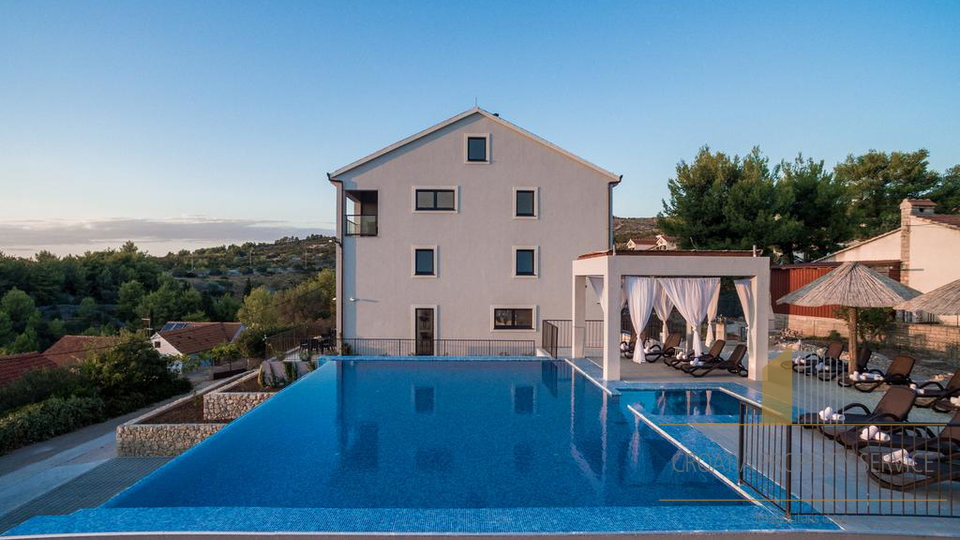 Eleganten večnadstropni stan z razgledom na morje, 250 m od obale v Milni na Braču!