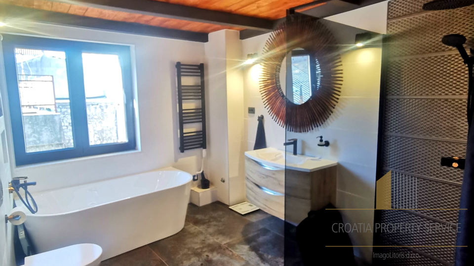 Bellissima casa in pietra in posizione attraente a 50 m dal mare nei dintorni di Spalato!