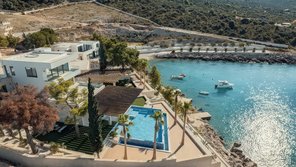 &Ccaron;udovita luksuzna vila na ekskluzivni lokaciji&comma; prvi vrst ob morju v okolici Trogirja&excl;