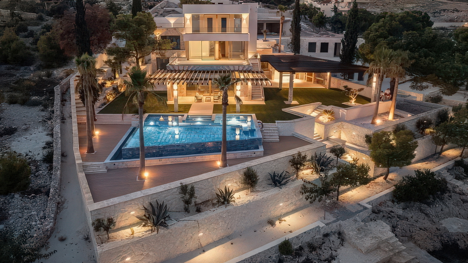 &Ccaron;udovita luksuzna vila na ekskluzivni lokaciji&comma; prvi vrst ob morju v okolici Trogirja&excl;