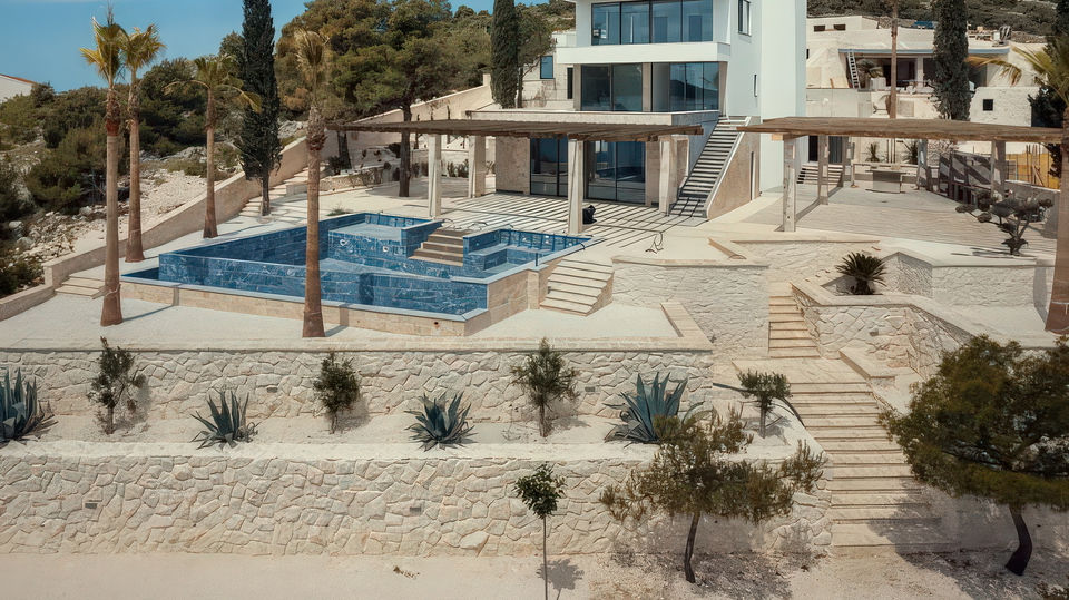 &Ccaron;udovita luksuzna vila na ekskluzivni lokaciji&comma; prvi vrst ob morju v okolici Trogirja&excl;