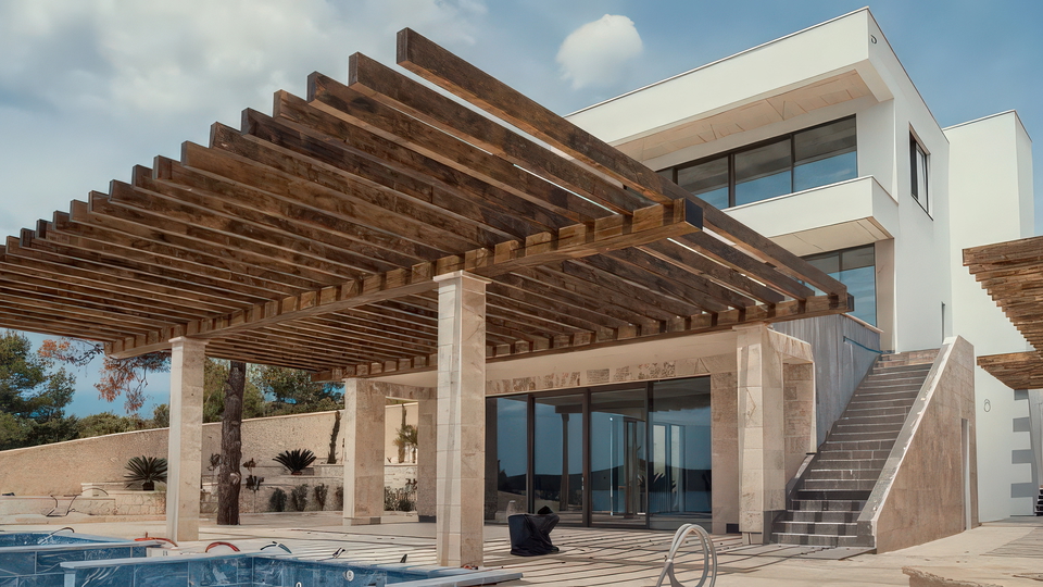 &Ccaron;udovita luksuzna vila na ekskluzivni lokaciji&comma; prvi vrst ob morju v okolici Trogirja&excl;