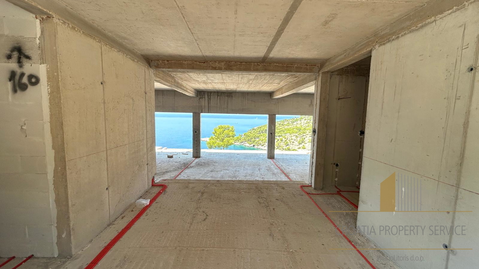 Luxury villa first line to the sea on a spacious estate of 32,000 m² - Brač Island!